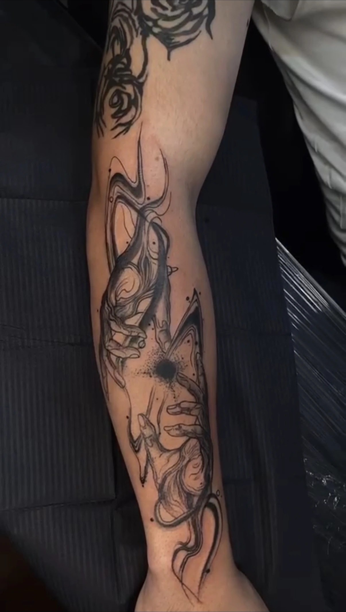 Tatuaje blackwork de manos y diseño de líneas abstracto sobre pierna